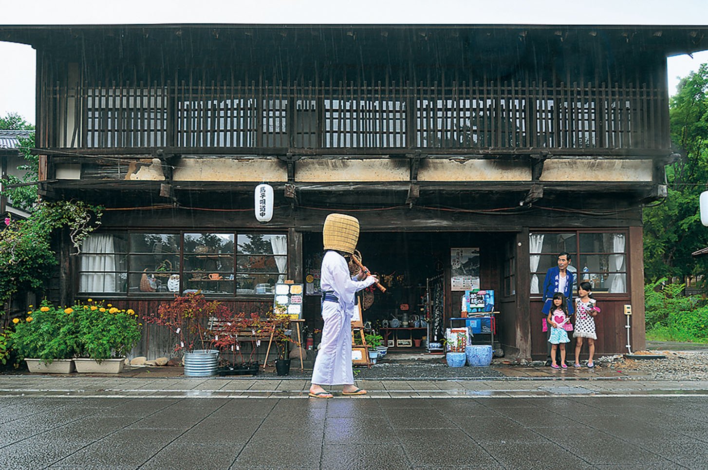 15-46馬子唄道中雨宿り