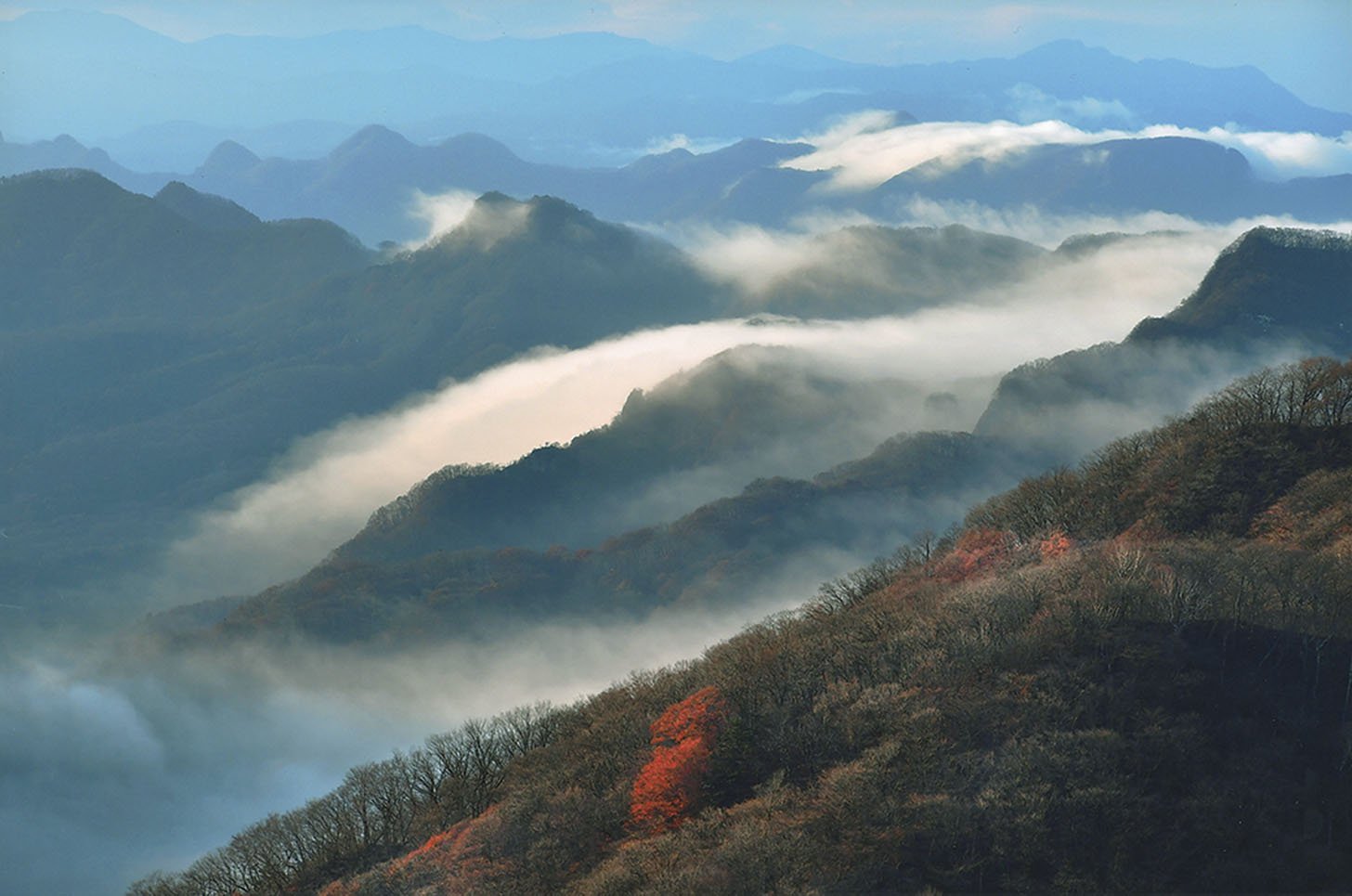 17-24朝の山並