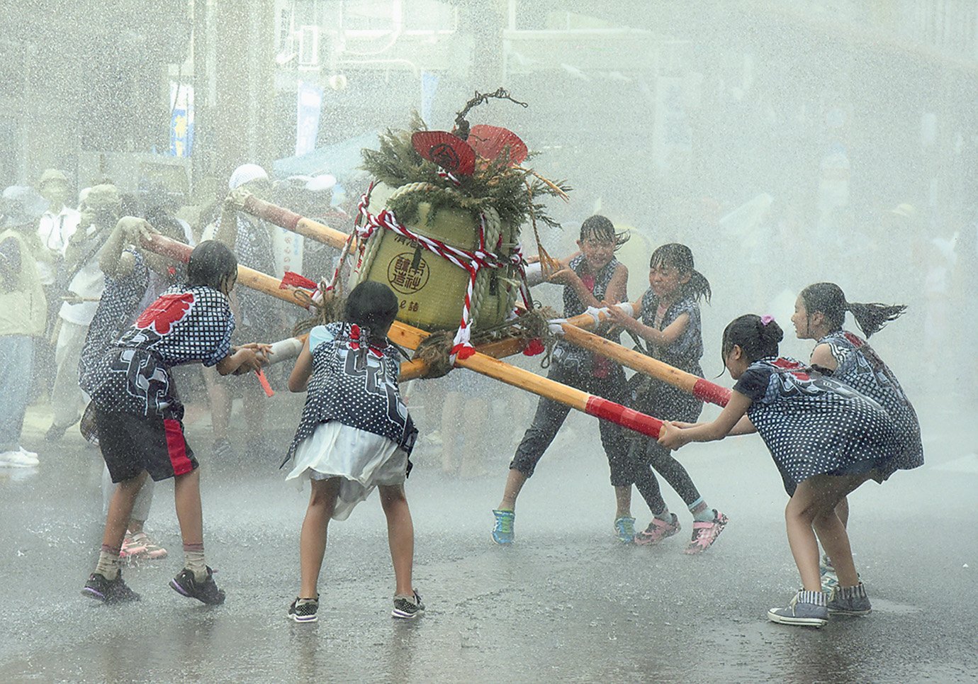 18-7祇園祭 水に打たれて