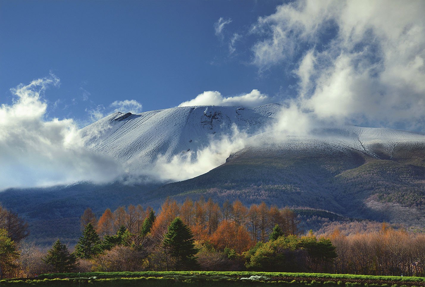 19-10雲を取り巻く冠雪の浅間山