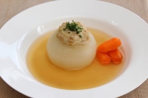 タマネギ丸ごとひき肉詰めスープ